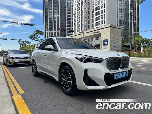BMW iX1 eDrive 20 M Sport — пробег 524 км — фото 3 из 5