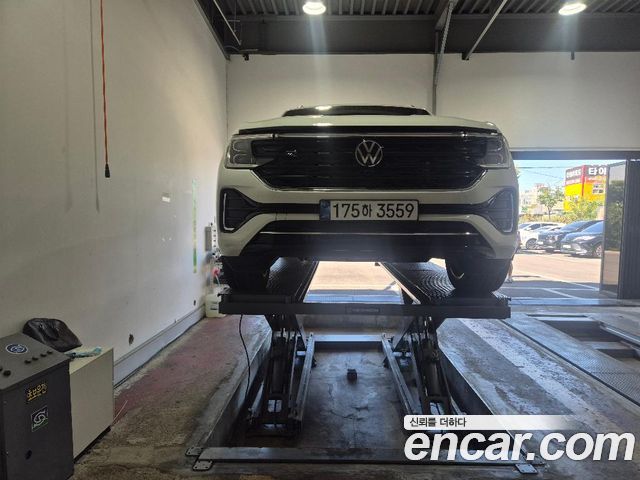 Volkswagen Atlas 2.0 TSI R-LINE 7-Seater — пробег 10 358 км — фото 1 из 3