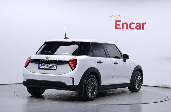 Mini Cooper 5Door Essential — пробег 9 133 км — фото 2 из 5