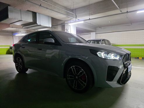 BMW iX2 eDrive 20 M Sport — пробег 869 км — фото 3 из 5