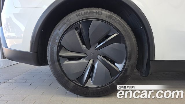 Tesla Model Y RWD — пробег 23 385 км — фото 5 из 5