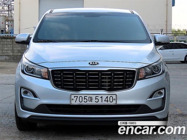 Kia Carnival 11-Seater Deluxe — пробег 82 800 км — фото 3 из 5