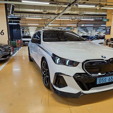 BMW i5 M60 xDrive — пробег 30 118 км — фото 3 из 5