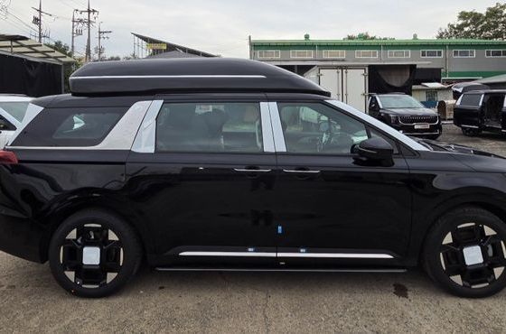 Kia Carnival HEV 9-Seater Hi-Limousine (Special vehicle) — пробег 56 км — фото 1 из 5