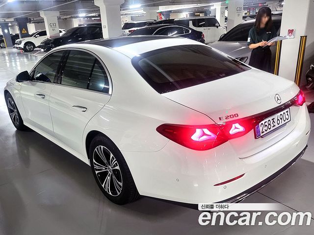 Mercedes-Benz E-Class E200 Avantgarde — пробег 1 200 км — фото 4 из 5