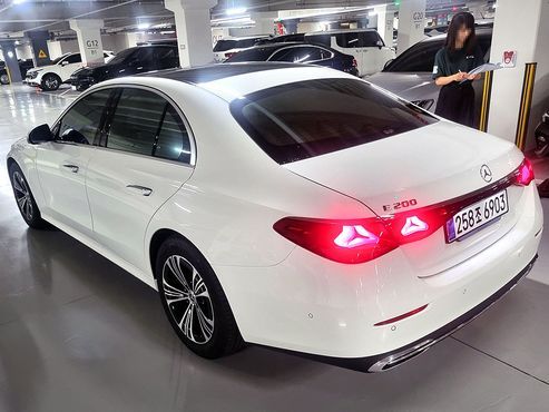 Mercedes-Benz E-Class E200 Avantgarde — пробег 1 200 км — фото 4 из 5
