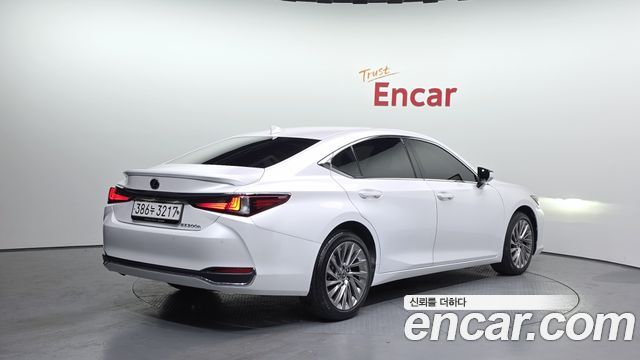 Lexus ES Luxury Plus — пробег 57 289 км — фото 2 из 5