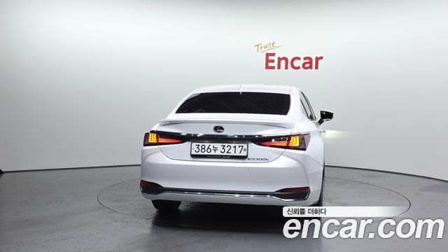 Lexus ES Luxury Plus — пробег 57 289 км — фото 4 из 5