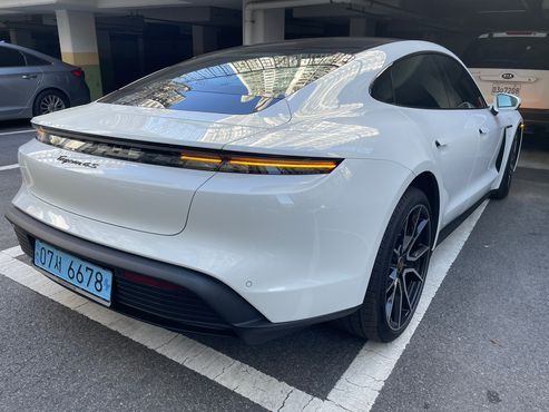 Porsche Taycan 4S — пробег 25 000 км — фото 2 из 5