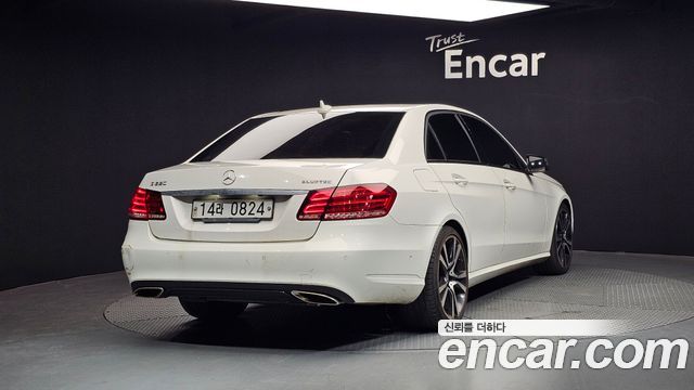 Mercedes-Benz E-Class E220 Bluetec Avantgarde Sport — пробег 197 954 км — фото 2 из 5
