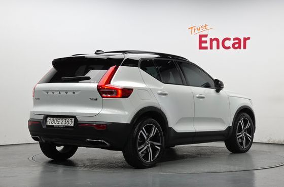 Volvo XC40 T4 R-Design — пробег 128 022 км — фото 2 из 5