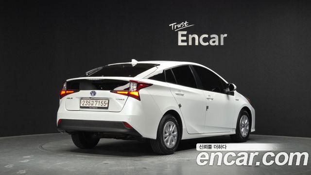 Toyota Prius 1.8 — пробег 56 879 км — фото 2 из 5