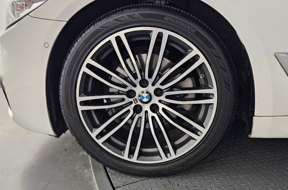 BMW 5-Series 520d M Sport Package Plus — пробег 70 570 км — фото 5 из 5