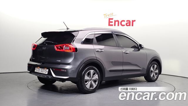 Kia Niro Prestige — пробег 134 336 км — фото 2 из 5