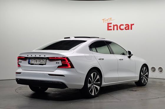 Volvo S60 B5 Ultimate Bright — пробег 17 425 км — фото 2 из 5