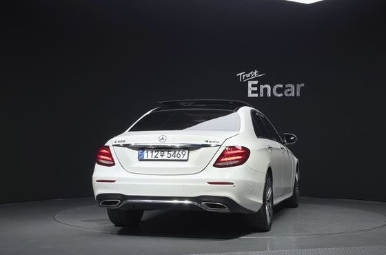 Mercedes-Benz E-Class E300 4MATIC AMG Line — пробег 182 005 км — фото 4 из 5