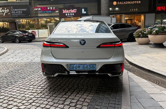 BMW i7 eDrive 50 M Sport — пробег 38 000 км — фото 4 из 5