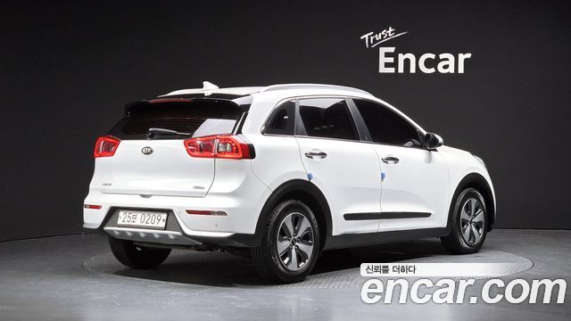 Kia Niro Prestige — пробег 188 611 км — фото 2 из 5