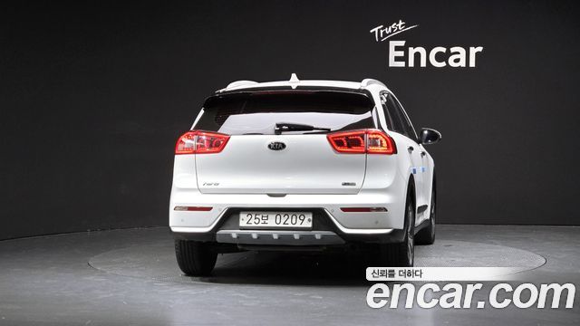 Kia Niro Prestige — пробег 188 611 км — фото 4 из 5