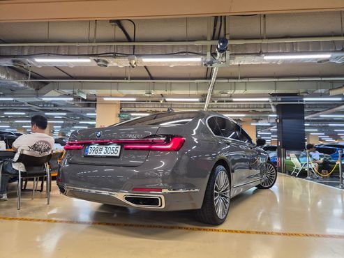 BMW 7-Series 740Li xDrive Design Pure Excellence — пробег 70 130 км — фото 2 из 5