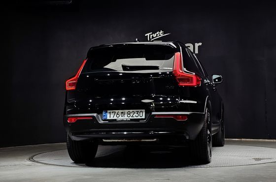 Volvo XC40 B4 Black Edition — пробег 14 868 км — фото 4 из 5