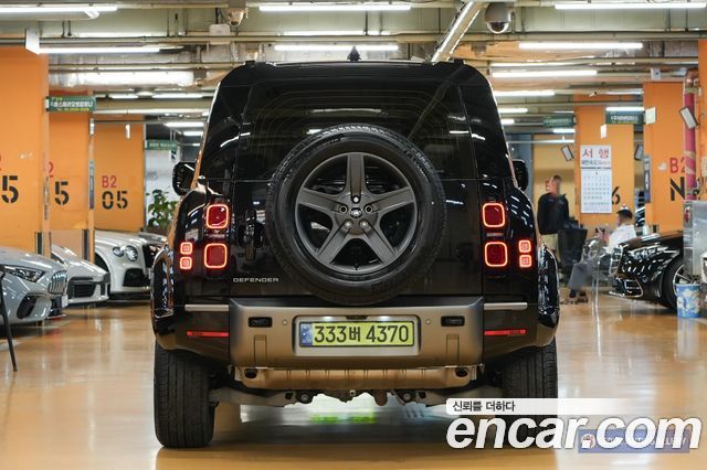 Land Rover Defender 110 P300 X-Dynamic SE — пробег 22 700 км — фото 4 из 5