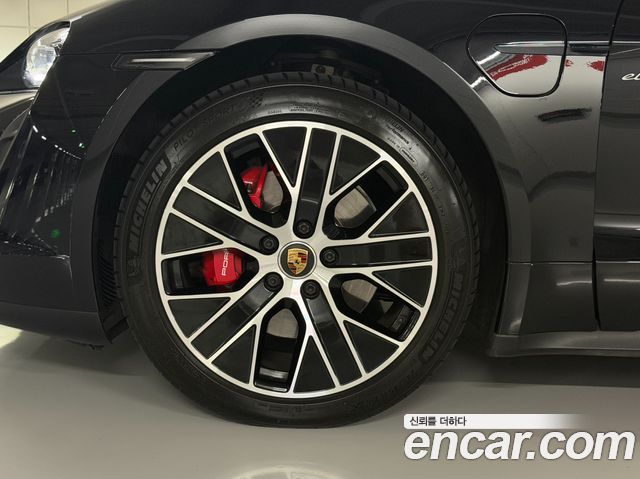 Porsche Taycan 4S — пробег 18 000 км — фото 5 из 5