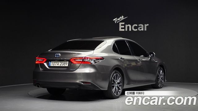 Toyota Camry 2.5 XLE Hybrid — пробег 65 613 км — фото 2 из 5