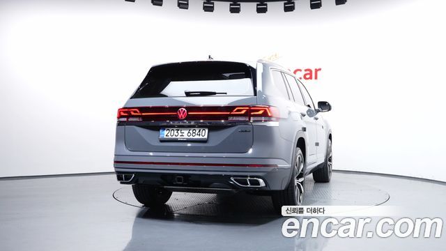 Volkswagen Atlas 2.0 TSI R-LINE 6-Seater — пробег 6 757 км — фото 4 из 5