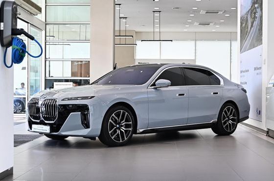 BMW 7-Series 740i xDrive M Sport — пробег 8 425 км — фото 1 из 5