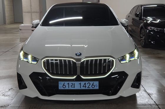 BMW i5 xDrive 40 M Sport — пробег 4 700 км — фото 3 из 5