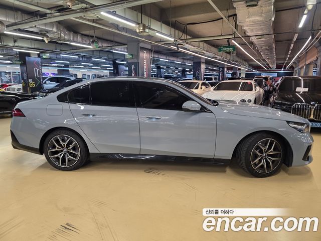BMW 5-Series 523d xDrive M Sport — пробег 5 000 км — фото 3 из 5