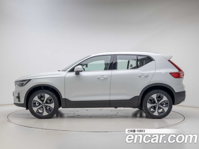 Volvo XC40 B4 Ultra Bright — пробег 805 км — фото 3 из 5