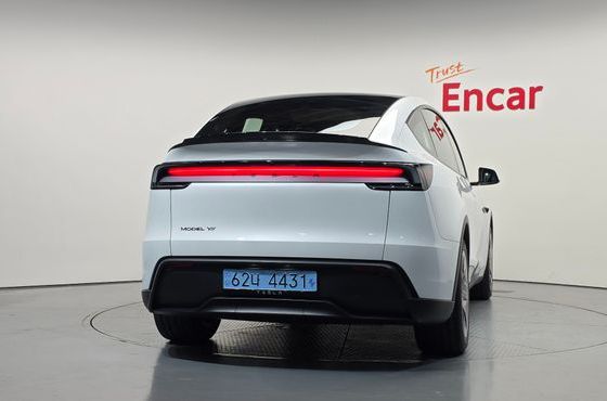 Tesla Model Y L Long Range AWD — пробег 322 км — фото 4 из 5