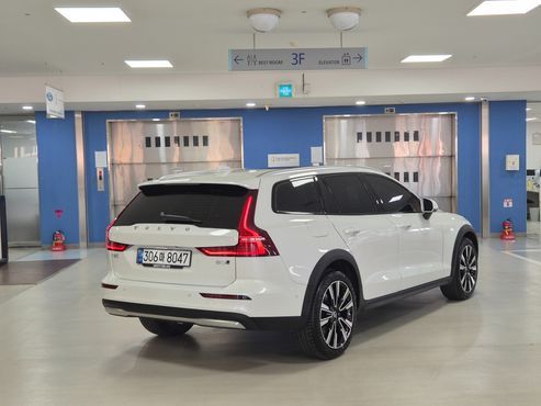 Volvo V60 B5 Ultra AWD — пробег 2 499 км — фото 2 из 5