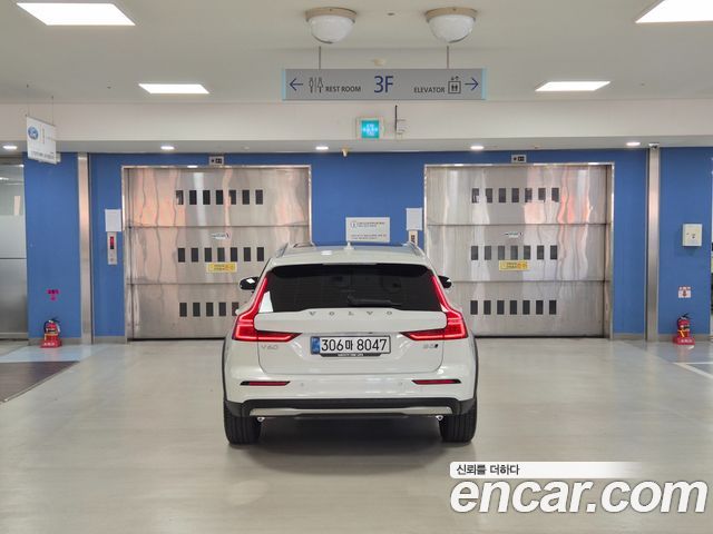Volvo V60 B5 Ultra AWD — пробег 2 499 км — фото 4 из 5