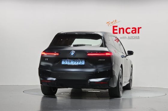 BMW iX xDrive50 Sport Special Edition — пробег 17 932 км — фото 4 из 5