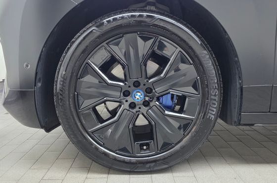 BMW iX xDrive50 Sport Special Edition — пробег 17 932 км — фото 5 из 5