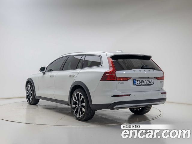 Volvo V60 B5 Ultra AWD — пробег 6 896 км — фото 4 из 5