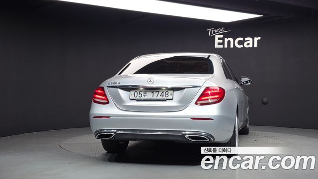 Mercedes-Benz E-Class E220d Avantgarde — пробег 142 991 км — фото 4 из 5