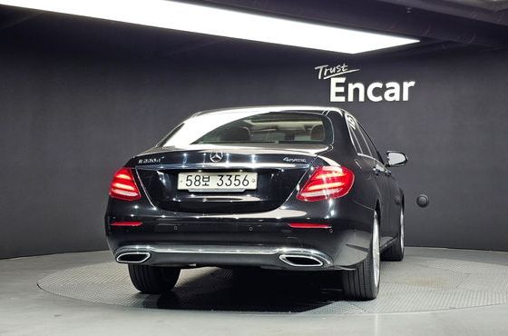 Mercedes-Benz E-Class E220d 4MATIC Avantgarde — пробег 72 054 км — фото 4 из 5