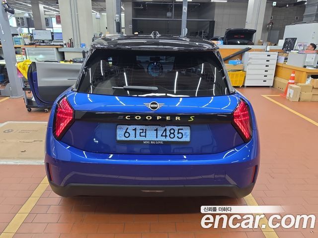 Mini Cooper SE Favoured — пробег 4 030 км — фото 2 из 5