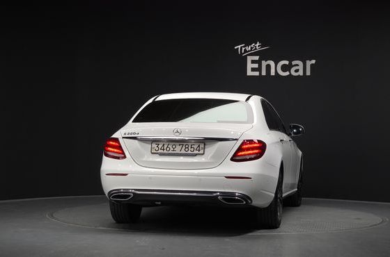 Mercedes-Benz E-Class E220d Avantgarde — пробег 56 494 км — фото 4 из 5