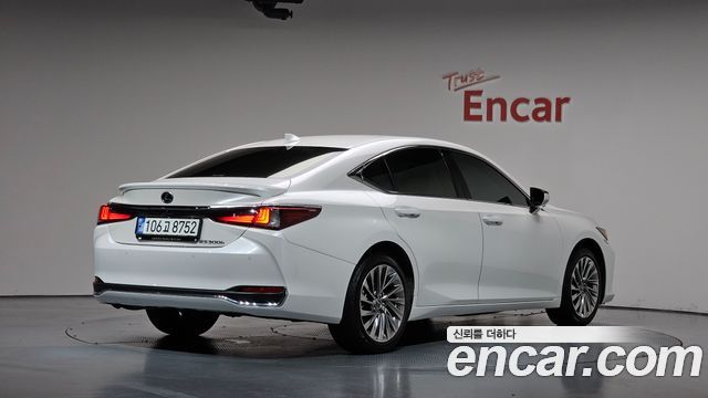 Lexus ES Executive — пробег 28 867 км — фото 2 из 5