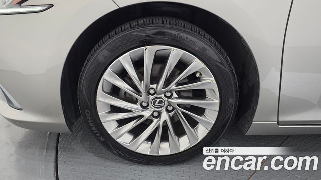 Lexus ES Luxury Plus — пробег 49 457 км — фото 5 из 5