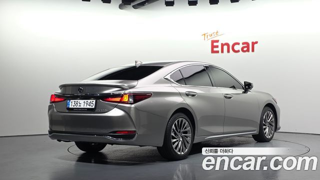Lexus ES Executive — пробег 7 420 км — фото 2 из 5