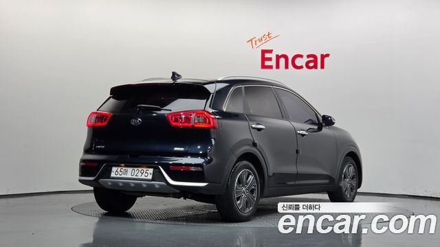 Kia Niro Prestige — пробег 97 527 км — фото 2 из 5