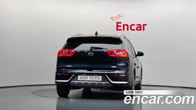Kia Niro Prestige — пробег 97 527 км — фото 4 из 5