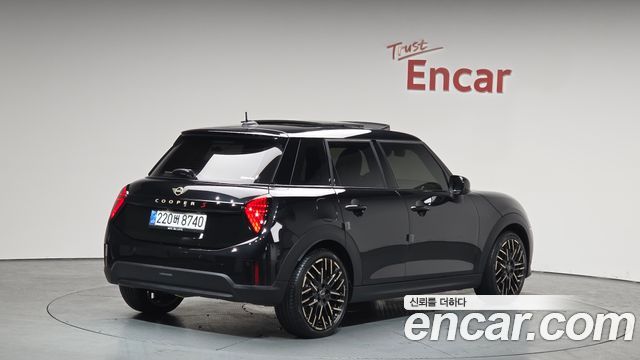 Mini Cooper 5 Door Favoured — пробег 8 899 км — фото 2 из 5