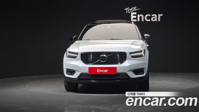 Volvo XC40 B4 R-Design — пробег 180 576 км — фото 3 из 5